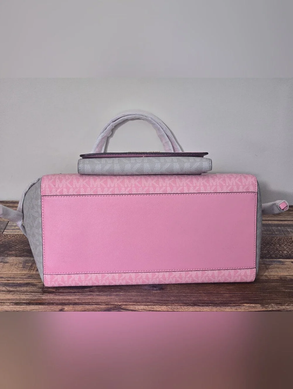 Michael Kors Voyager Colorblock Tote And Wallet Set